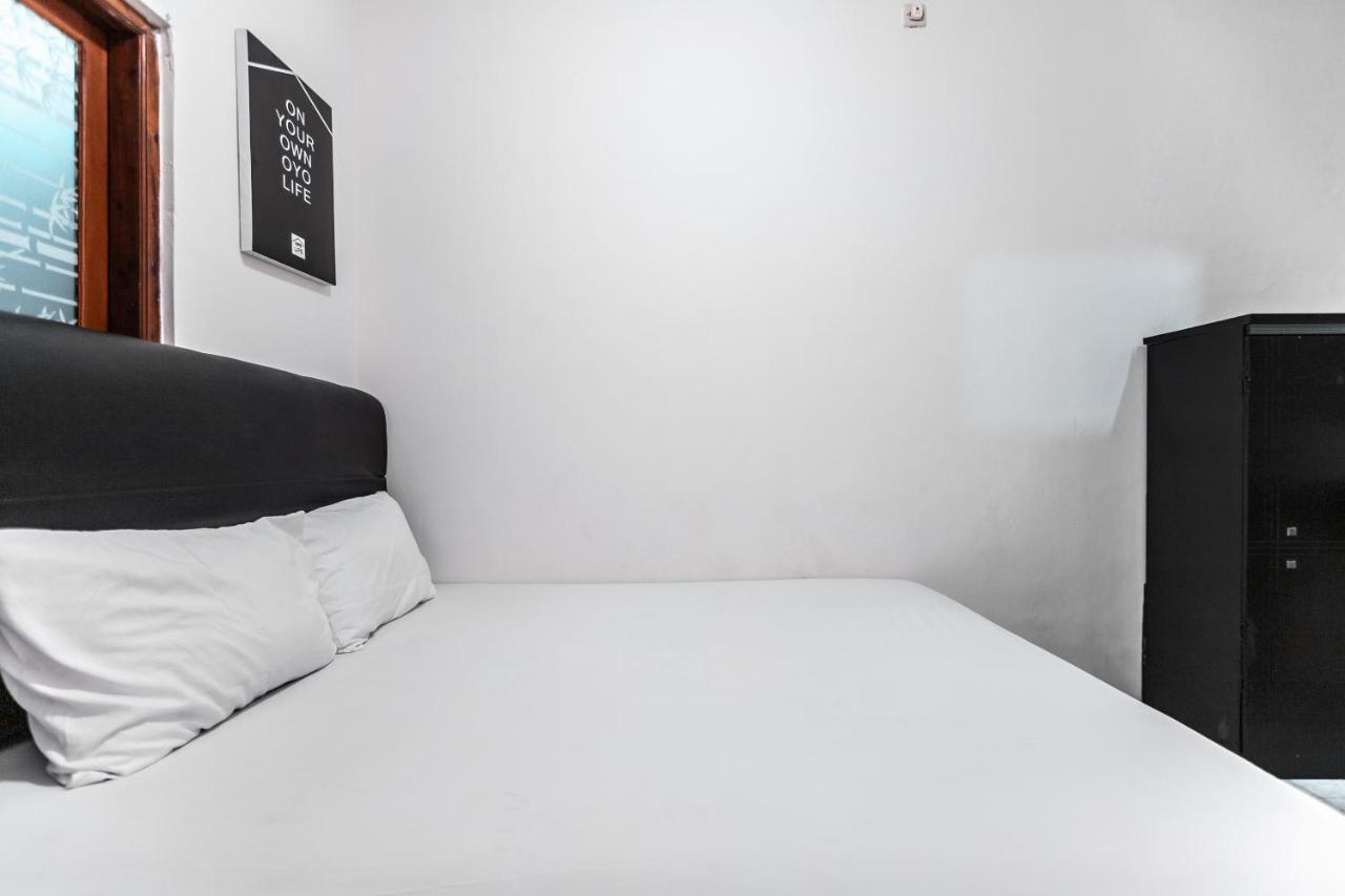 Oyo Life 2925 Midys Hotel Bekasi